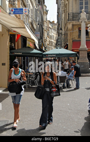 Zwei junge Frauen vorbei an einem Restaurant in der Altstadt von Marseille, Provence, Frankreich, Europa Stockfoto