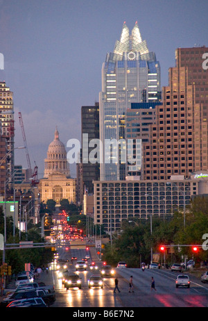 Texas State Capitol Rotunde und der Innenstadt von Gebäuden von South Congress Avenue in Austin in der Nacht gesehen Stockfoto
