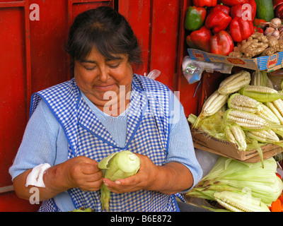 Jesús María Markt. Lima, Peru. Choclo vorbereiten Stockfoto