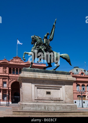 Statue von Manuel Belgrano vor Casa Rosada Präsidentenpalast am Plaza de Mayo-Buenos Aires-Argentinien Stockfoto