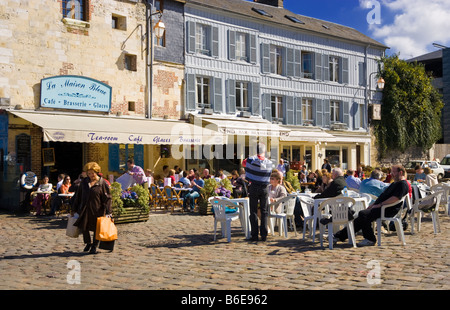 Bürgersteig Brasserie französische Café in Honfleur, Normandie, Frankreich Stockfoto