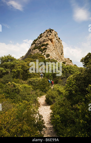 Wanderer zu Fuß in den Dentelles, in der Nähe von Gigondas, Languedoc-Roussillon, Frankreich Stockfoto