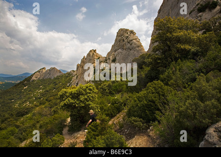 Wanderer in der Nähe von einen Höhepunkt in den Dentelles, in der Nähe von Gigondas, Languedoc-Roussillon, Frankreich Stockfoto