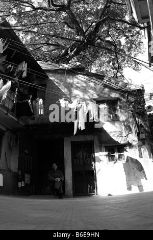 Alten kantonesische Seitenstraßen in Guangzhou, China. Unterschicht chinesische Bürger leben in friedlicher Koexistenz mit Umgebung Stockfoto