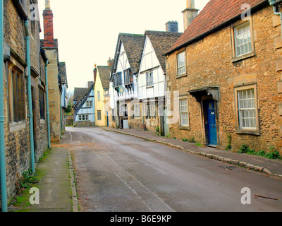 Tudor Häuser und die Angel Public House auf Church Street, Lacock, Bad, Wiltshire, Großbritannien. Stockfoto