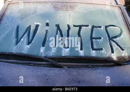 Wort "WINTER" auf gefrorene Windschutzscheibe eines Autos geschrieben. Foto: Willy Matheisl Stockfoto