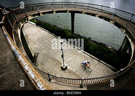 Ein Mann fährt Rad entlang der Vera Katz Ostufer Esplanade in Portland, Oregon. Stockfoto