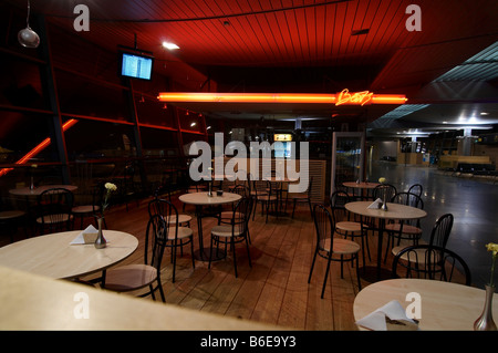 Riga International Airport (RIX) terminal in der Nacht. Lettland. Stockfoto