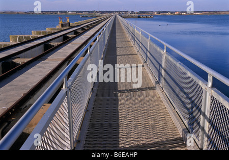 Goolwa Barrage, frisches Wasser in Lake Alexandrina trennt Salzwasser des Kanals Goolwa, Südaustralien Stockfoto