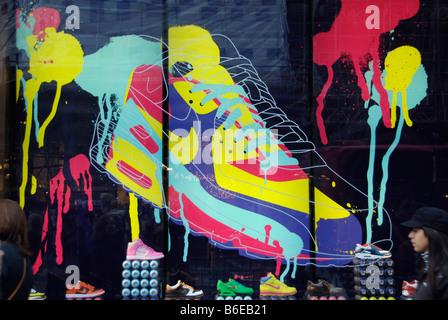 Nike Schaufenster display in Form eines riesigen Trainer Schuhs gemalt mit Spraydosen Oxford Street London England Stockfoto