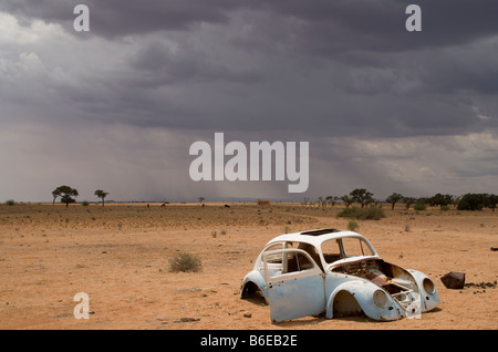 Afrika Namibia verrostet und abgespeckte bleibt VW-Käfer in Wüste Stockfoto