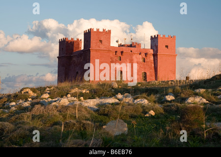 Der rote Turm ist eines der größten und beeindruckendsten Türme erbaut durch die Ritter von Malta sich auf der Marfa Ridge befindet Stockfoto