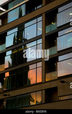 Verglasten Gebäude und Reflexionen in der Princess Street, Edinburgh, Scotland, UK Stockfoto