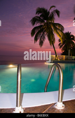 Luxusresort Infinity Swimming Pool bei Sonnenuntergang Sonnenuntergang Purple sky Karibik Mittelamerika Nicaragua Stockfoto