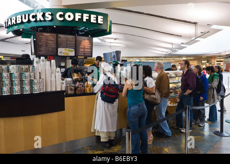 Warteschlange des Menschen, Starbucks Café, Terminal 3 Abfahrt lounge, Heathrow, London, England Stockfoto