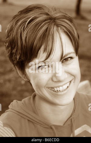 Glückliche junge Frau trägt einen roten Kapuzenpullover Stockfoto