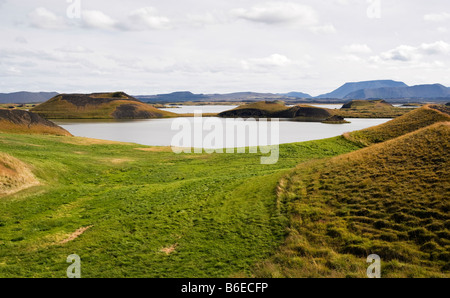 Ansicht der Mývatn-See, mit grasbewachsenen Pseudocraters.  Der See liegt in einem aktiven vulkanischen Gebiet in Nordisland Stockfoto