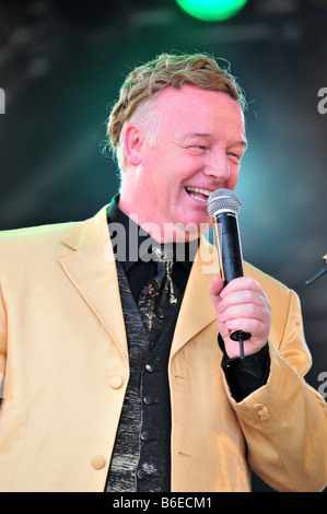 Komiker Les Dennis unterhält die Massen auf der Gay-Pride-Bühne auf dem Trafalgar Square Stockfoto