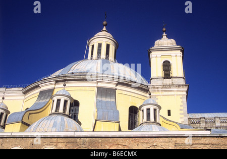 Detail der Kuppeln und des Turms der Königlichen Basilika des Heiligen Franz I. I./Real Basílica de San Francisco el Grande, Madrid, Spanien Stockfoto