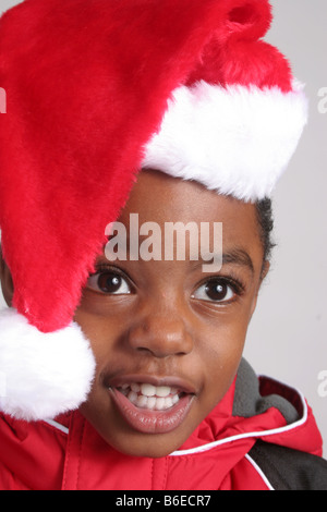 Young African American Boy in einer Klausel Weihnachtsmütze Stockfoto