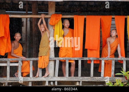 Buddhistische Mönche in Dorf am Ufer des Mekong Stockfoto