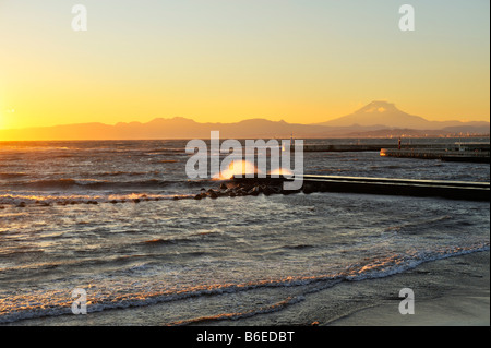 Ein schöner Sonnenuntergang über Sagami Bay in Richtung Mount Fuji suchen, Enoshima JP Stockfoto