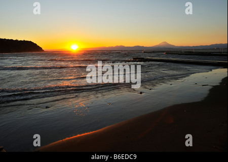 Ein schöner Sonnenuntergang über Sagami Bay in Richtung Mount Fuji suchen, Enoshima JP Stockfoto