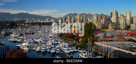 Panorama der Boote vertäut auf Granville Island Boat Yard und Burrard Marina mit Brücke und Coastal Mountains Vancouver Stockfoto