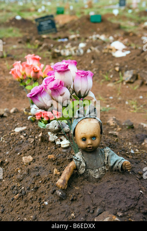 Südafrika, Johannesburg, Grab des Kindes am Friedhof Stockfoto