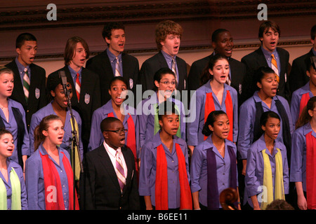 Die Jugendlichen Chorus of New York City in der Leistung mit den New York Pops Orchestra in der Carnegie Hall in New York City. Stockfoto