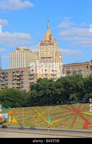 Haus am Ufer des Moskwa-Flusses, Moskau, Russland Stockfoto