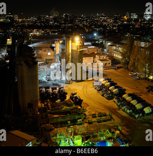 Ozean Zementfabrik auf Granville Island in der Nacht mit Skyline von Vancouver Stockfoto