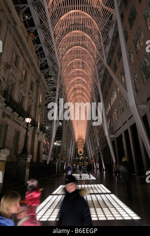 Kinder spielen unter Weihnachtsbeleuchtung in Allen Lambert Galleria am Brookfield oder BCE Place in Toronto bei Nacht Stockfoto