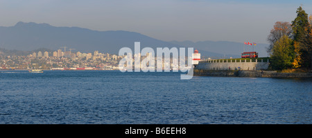 Panorama von Brockton Point im Stanley Park mit Straßenbahn und Leuchtturm und North Vancouver Stockfoto