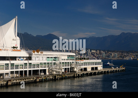 Canada Place Pier und Segel am Burrard Inlet mit North Vancouver Küstengebirge und Seabus shuttle-British Columbia-Kanada Stockfoto