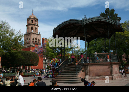 Jardin Zenea betrachtet mit Templo de San Francisco im Hintergrund Stockfoto