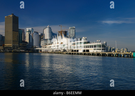 Canada Place Segel auf Pilons und Vancouver Waterfront mit Innenstadt Hochhaus-Türme von Burrard Inlet schwimmende Hafen British Columbia Kanada Stockfoto