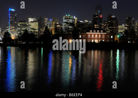 Skyline von Vancouver und Deadman's Island in Kohle Hafen von Stanley Park reflektiert in der Nacht Stockfoto