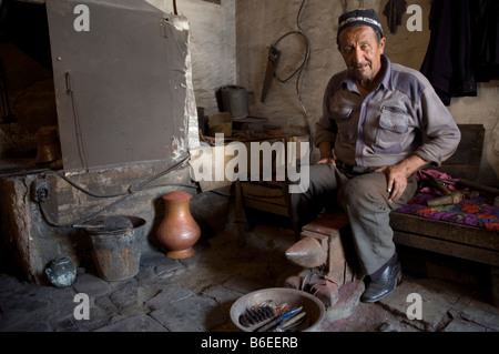 China, Kashgar. Uygher Kupferschmied 2008 Stockfoto