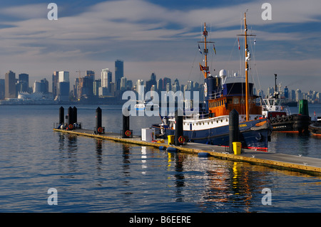 Polizeiboot auf Lonsdale Quay Dock mit Vancouver Skyline Kohle Frachtschiff und Seabus-Fähre Stockfoto