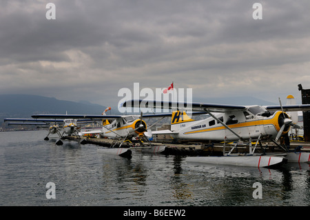 Linie von Wasserflugzeug single Prop Kolben und Turbo Otter am Vancouver Wasserflugzeug-Terminal Stockfoto