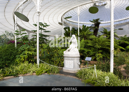 Die Marmorstatue von Eve im restaurierten Kibble Palace Glashaus in Glasgow Botanic Gardens, Glasgow, Schottland UK Stockfoto