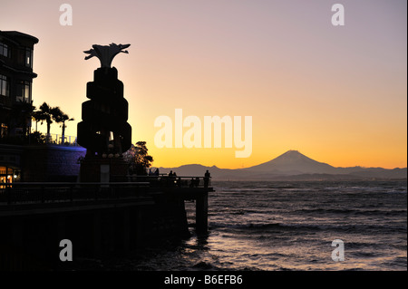 Die Insel Spa mit einem Winter Sonnenuntergang hinter Mount Fuji, Enoshima JP Stockfoto