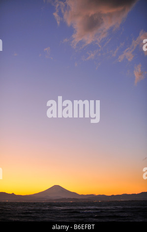 Sonnenuntergang hinter dem Mount Fuji, Enoshima JP Stockfoto