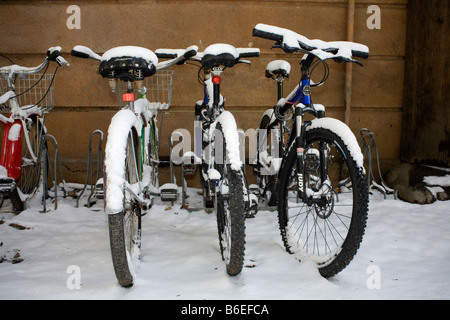 Kalifornien - Fahrräder in Neuschnee Yosemite-Nationalpark bedeckt. Stockfoto