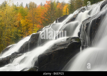 MICHIGAN - obere Bond fällt am Fluss Ontonagon im malerischen Ort Bond fällt Zustand. Stockfoto