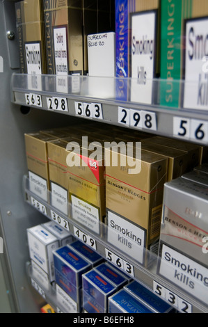 Zigaretten Zigarette Verkauf Shop Display Fag Zigaretten Tabak Ecke Paket Gesundheit Warnung, dass öffentliche Krebs in Verbindung stehenden Todesfälle Tod s Steuer Stockfoto