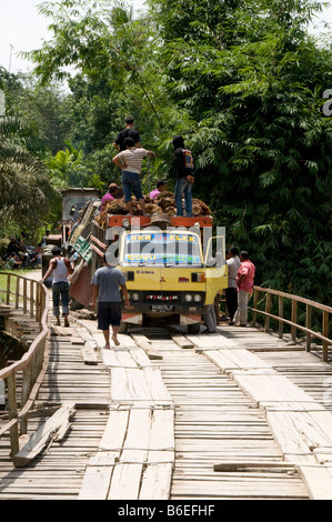 Straße über eine Brücke in Sumatra blockiert durch Unfall auf Brücke Stockfoto