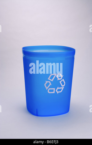 Blau Gelbe Tonne mit einem weißen recycling-Symbol drauf Stockfoto