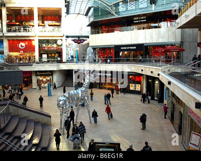 Das Zentrum des renommierten Cabot Circus, Bristol, mit einem schönen entworfen Rentier stehend in der Mitte kurz vor Weihnachten. Stockfoto